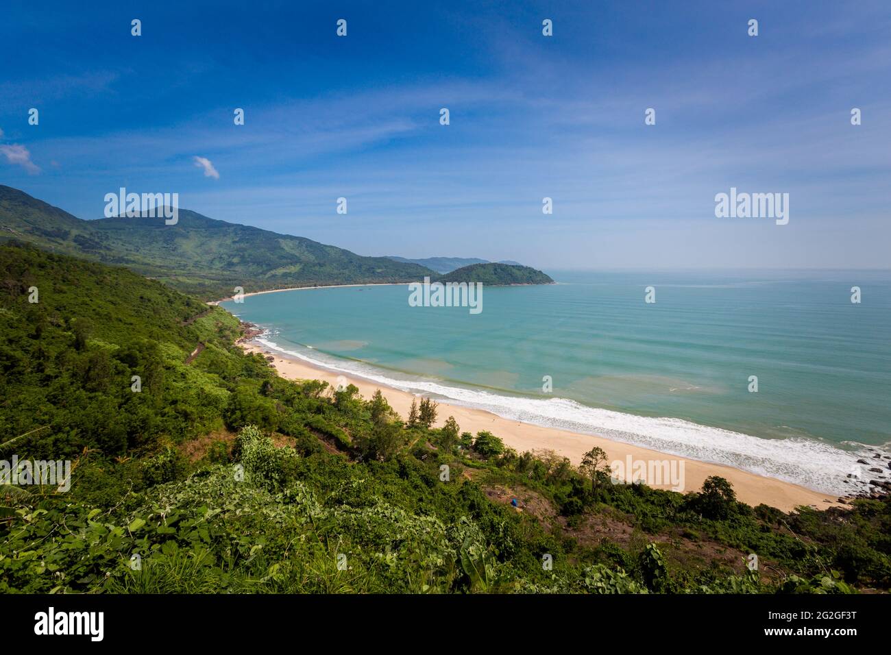 Bellissimo paesaggio di Hai Van Pass da Nang a Hue, Vietnam. Scenario soleggiato. Foto Stock