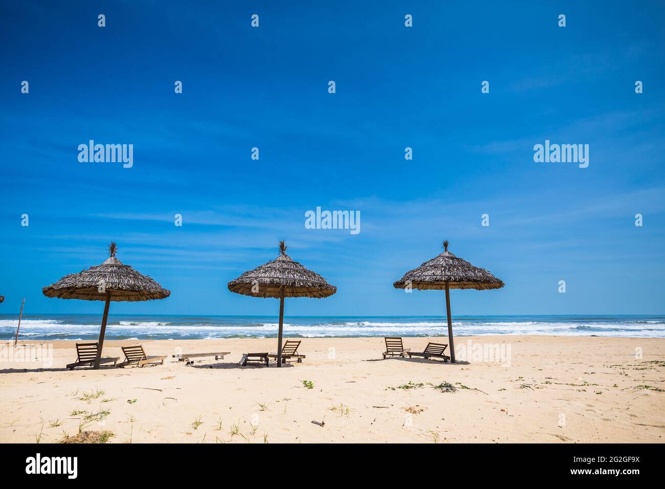 Bellissimo paesaggio di spiagge incontaminate e mare attraverso Hai Van Pass da Nang a Hue, Vietnam. Scenario soleggiato. Foto Stock