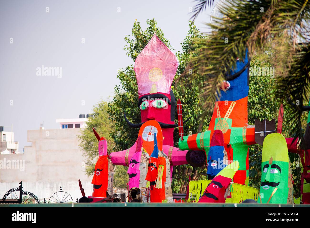 Enormi effigi di mache di carta di ravana il re demone bruciò durante navratri su dussehra vijaydashami per mano di RAM Rama davanti agli indù Foto Stock