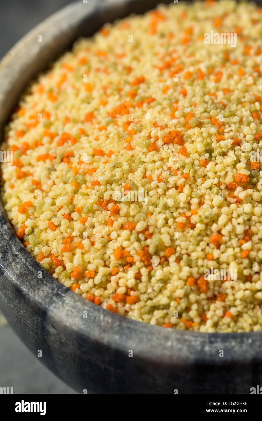 Couscous marocchino organico grezzo in una ciotola Foto Stock