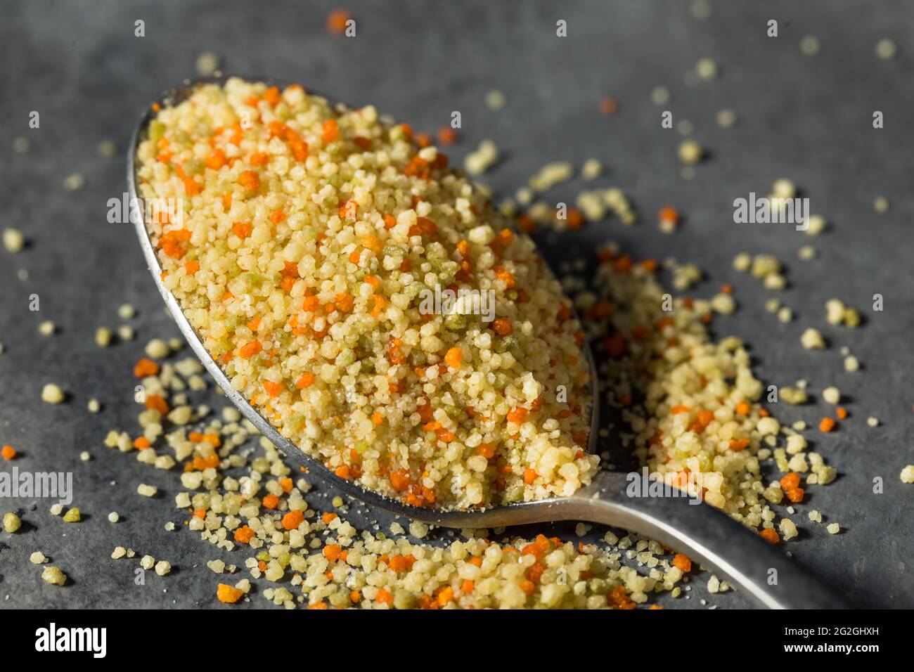 Couscous marocchino organico grezzo in una ciotola Foto Stock
