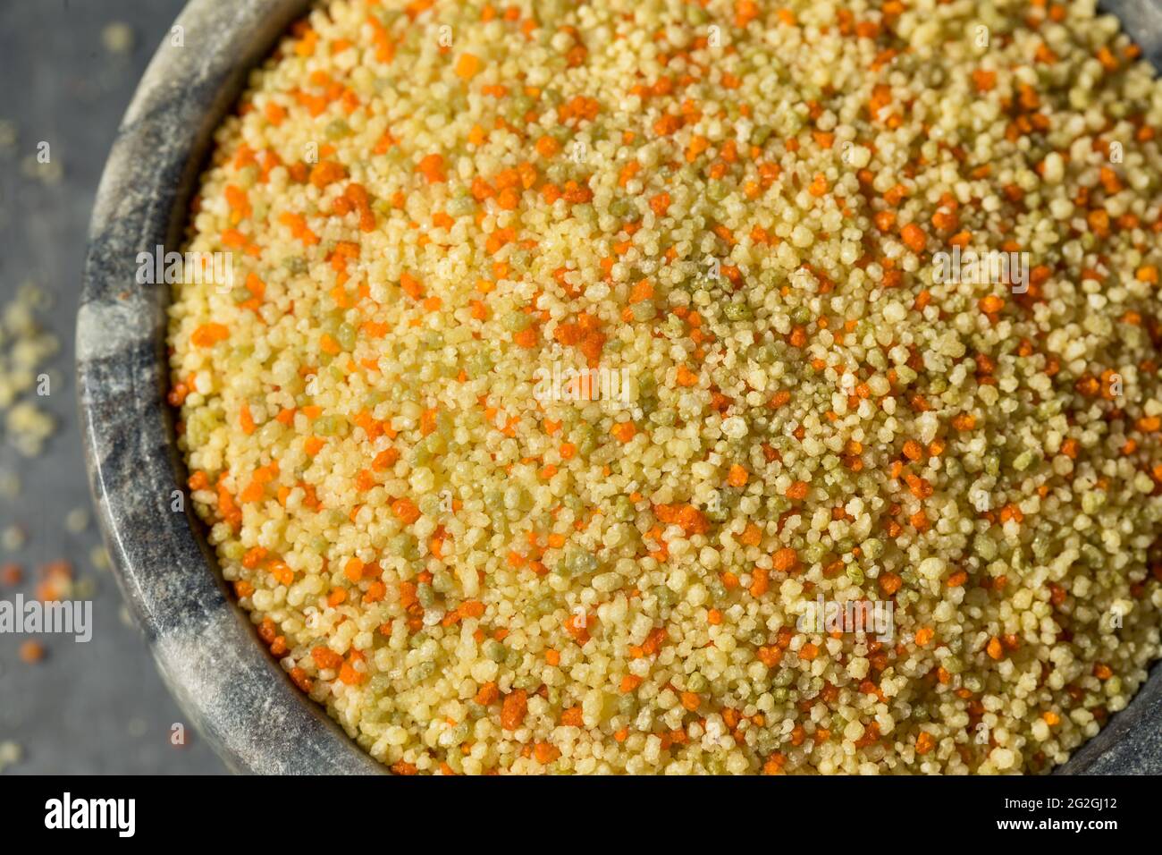 Couscous marocchino organico grezzo in una ciotola Foto Stock