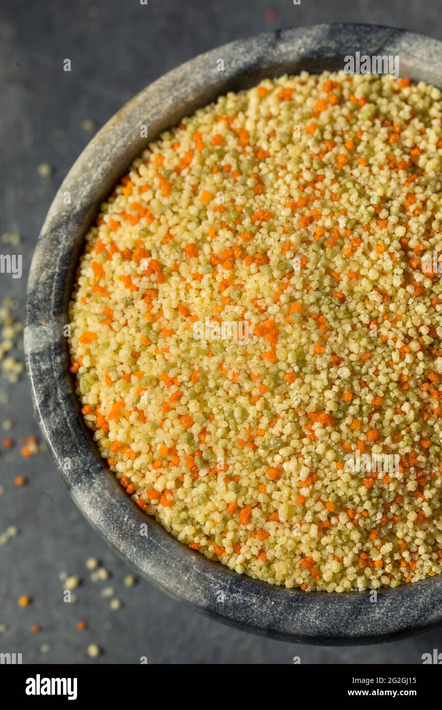 Couscous marocchino organico grezzo in una ciotola Foto Stock