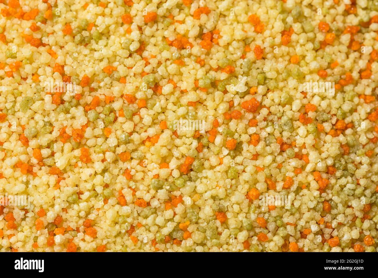 Couscous marocchino organico grezzo in una ciotola Foto Stock