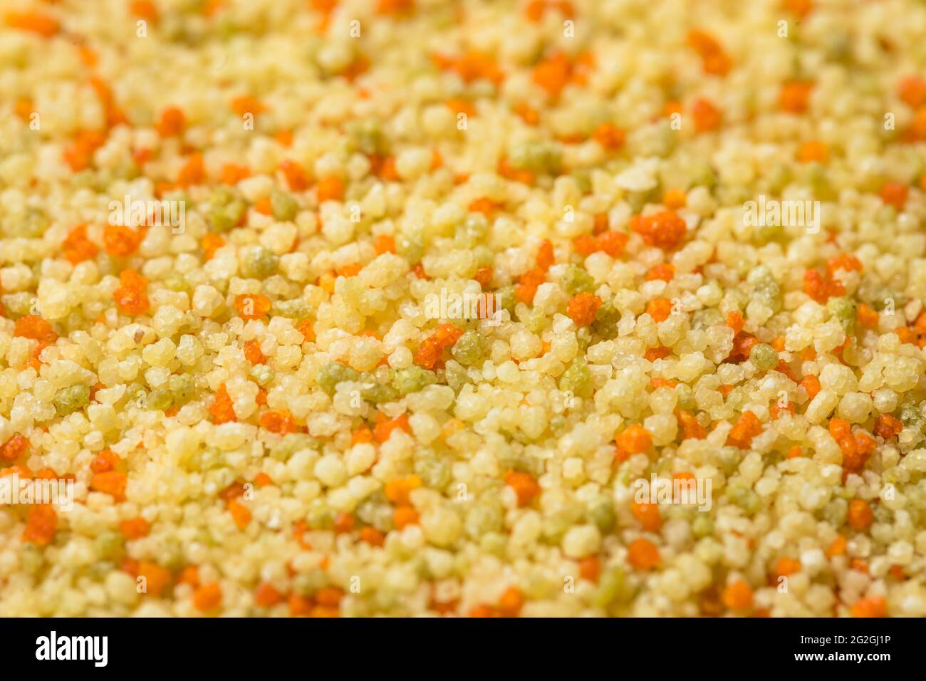 Couscous marocchino organico grezzo in una ciotola Foto Stock
