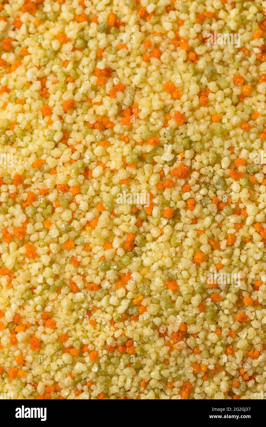 Couscous marocchino organico grezzo in una ciotola Foto Stock