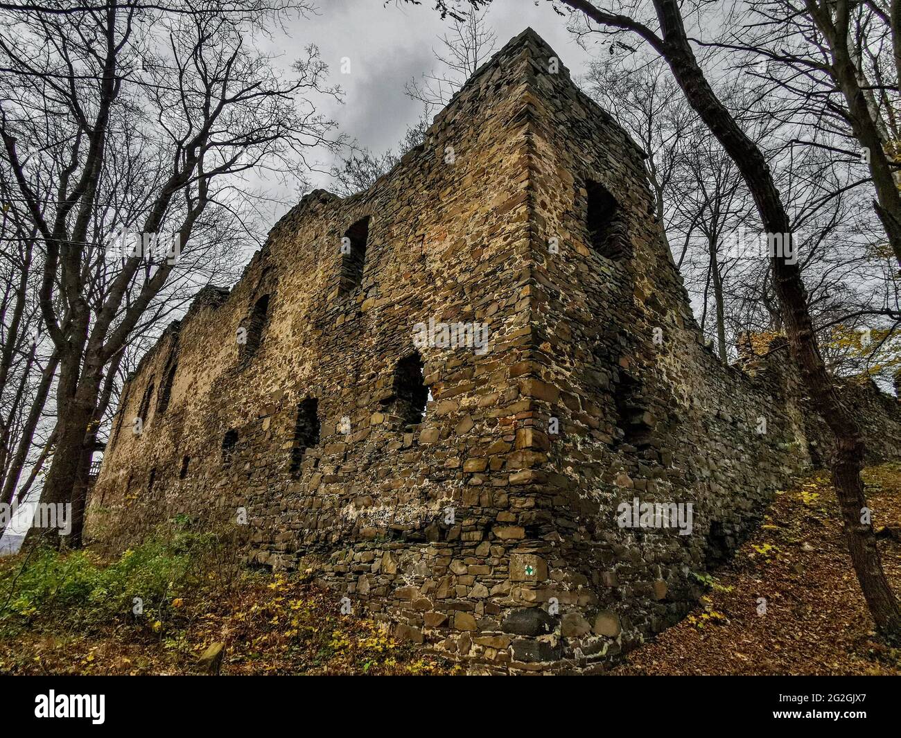 Il misterioso castello Vikstejn in colori autunnali. Foto Stock