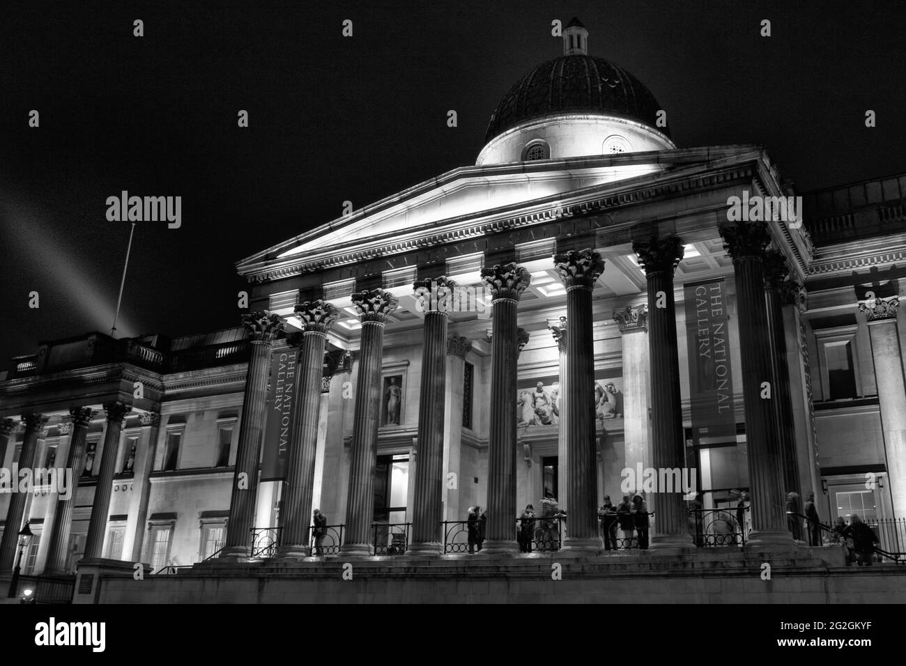 Una vista notturna della Galleria Nazionale illuminata di Londra, Regno Unito Foto Stock