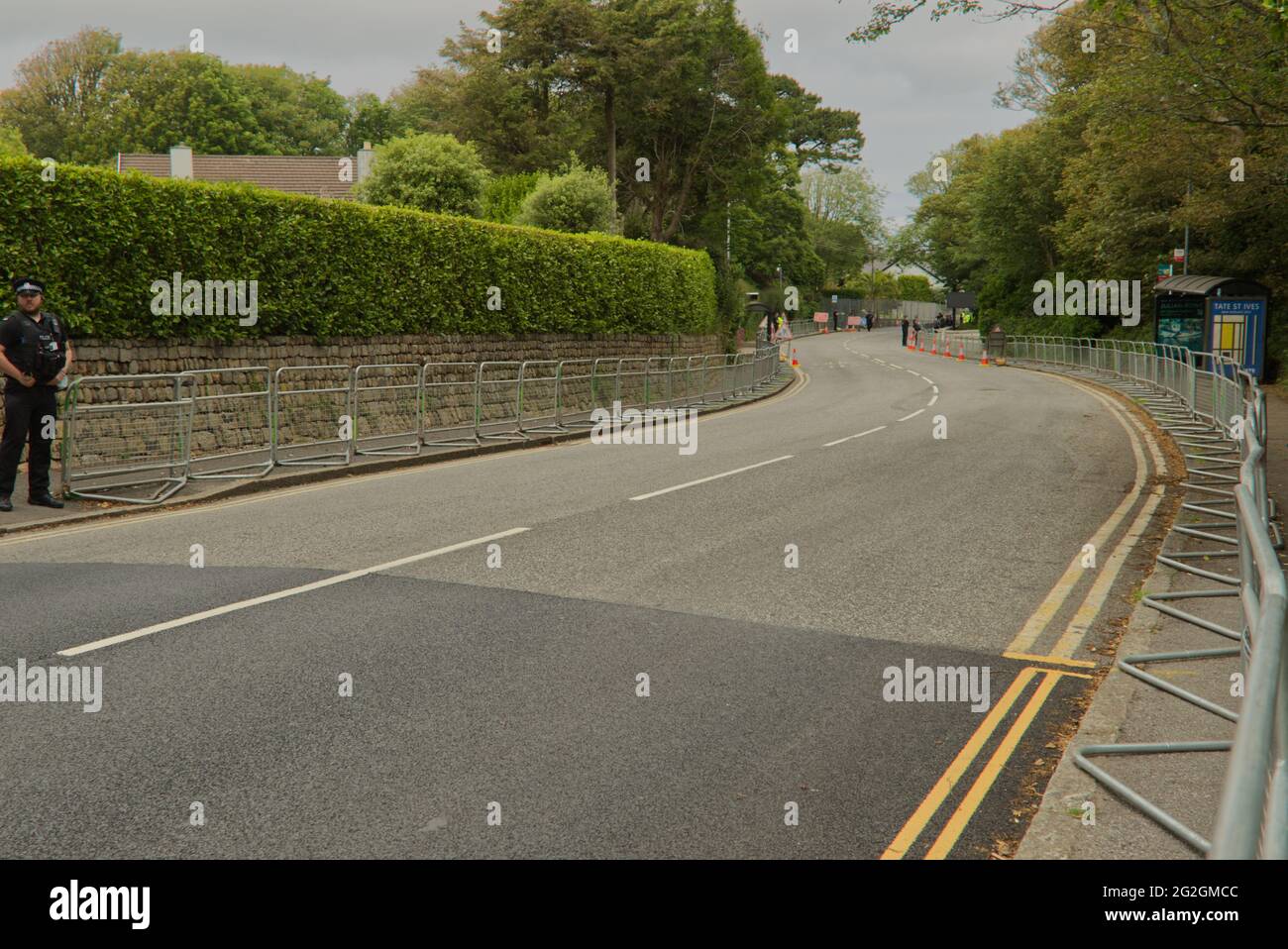 Recinzione di barriera sul marciapiede lungo St Ives Road nella baia di Carbis durante la vetta G7 2021 Foto Stock