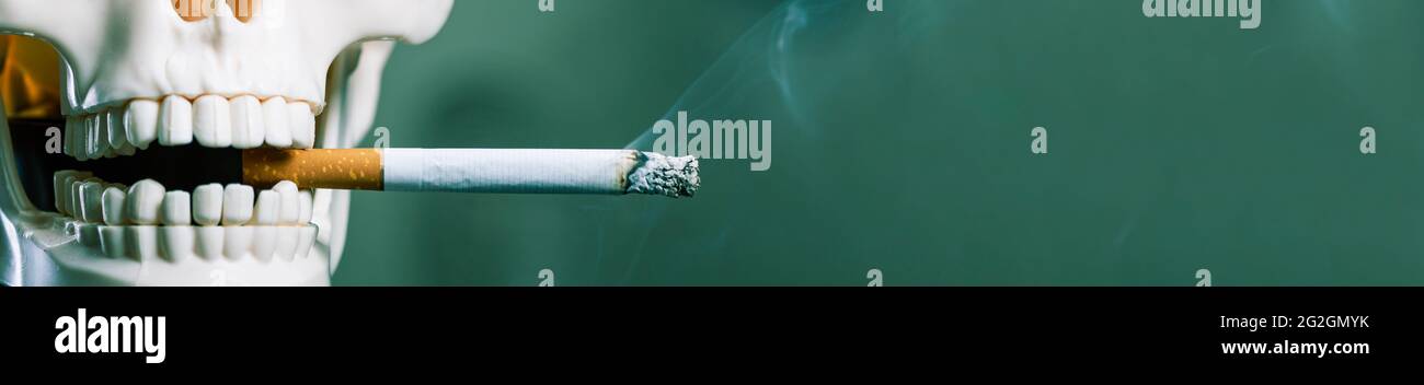 Il cranio fuma una sigaretta, spazio di copia. Fumo uccide. Foto Stock