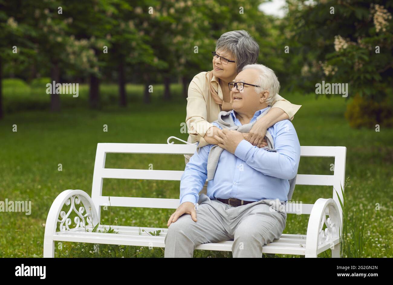 Ritratto di una coppia amorevole che si aggirano all'aperto riposa nel parco guardando avanti Foto Stock