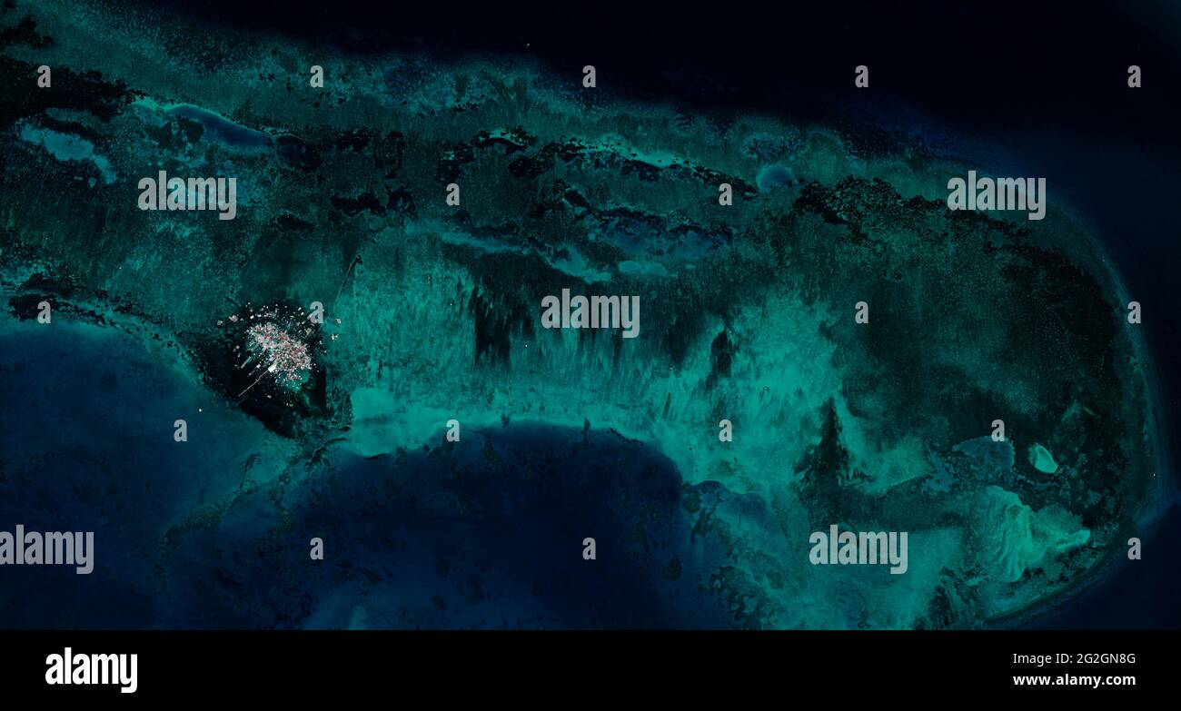 Vista satellitare di case palafitte, Dawahon Reef, Filippine. Villaggi di pescatori sul lungomare, riposati sulla barriera corallina. NASA Foto Stock