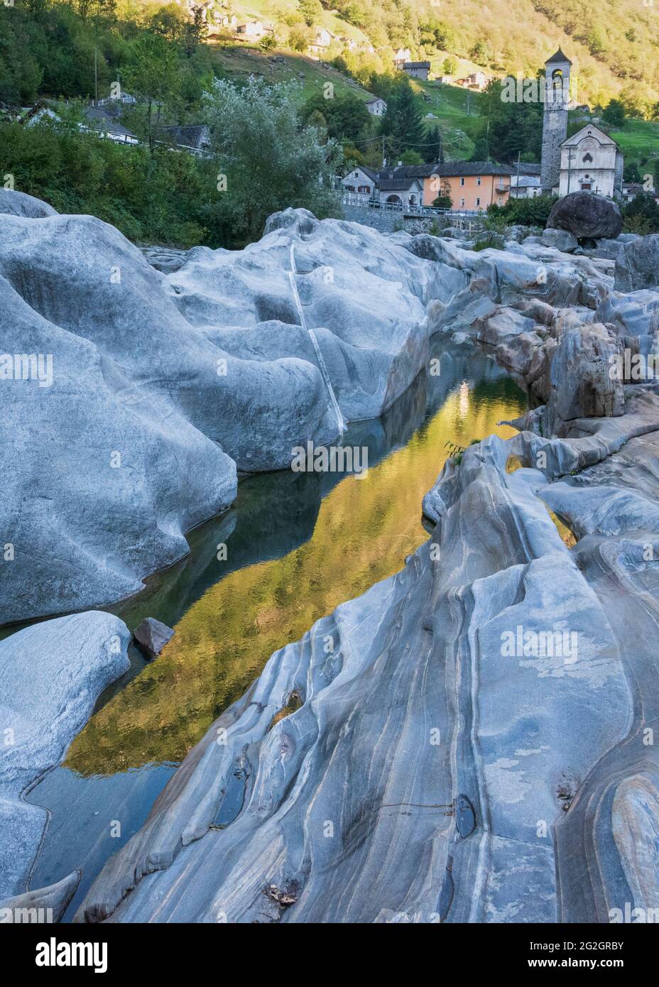 Impressioni da Lavertezzo in Val Verzasca, Locarno, Canton Ticino in Svizzera: Meta turistica molto apprezzata per escursioni, immersioni e nuoto. La chiesa settecentesca di Santa Maria degli Angeli, belle rocce granitiche in primo piano. Foto Stock