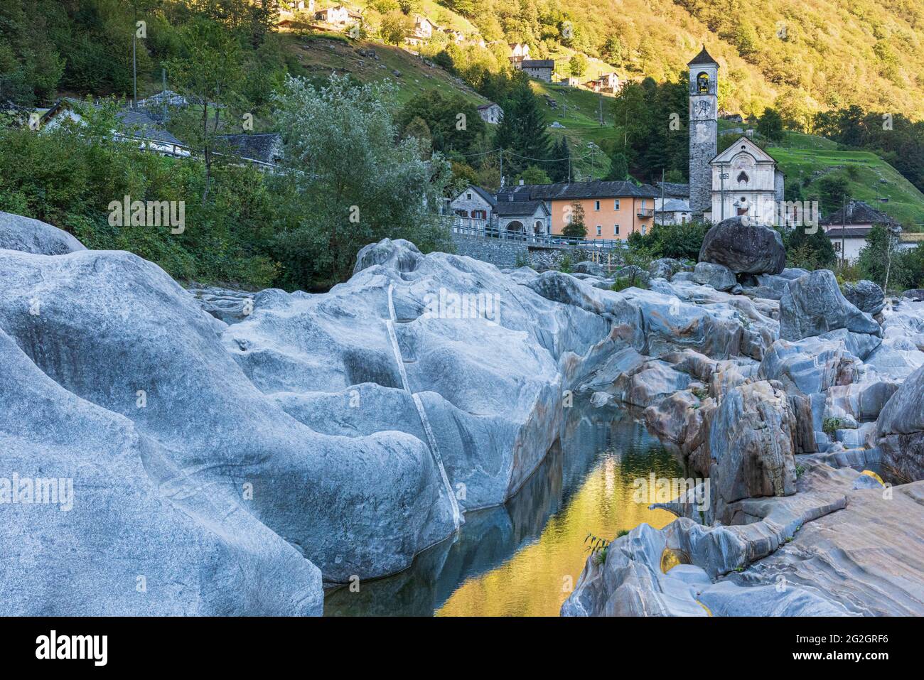 Impressioni da Lavertezzo in Val Verzasca, Locarno, Canton Ticino in Svizzera: Meta turistica molto apprezzata per escursioni, immersioni e nuoto. La chiesa settecentesca di Santa Maria degli Angeli. Foto Stock