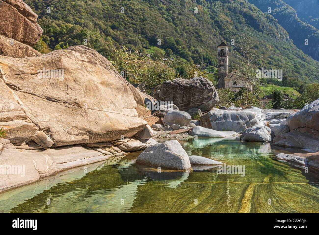 Impressioni da Lavertezzo in Val Verzasca, Locarno, Canton Ticino in Svizzera: Meta turistica molto apprezzata per escursioni, immersioni e nuoto. La chiesa settecentesca di Santa Maria degli Angeli. Foto Stock