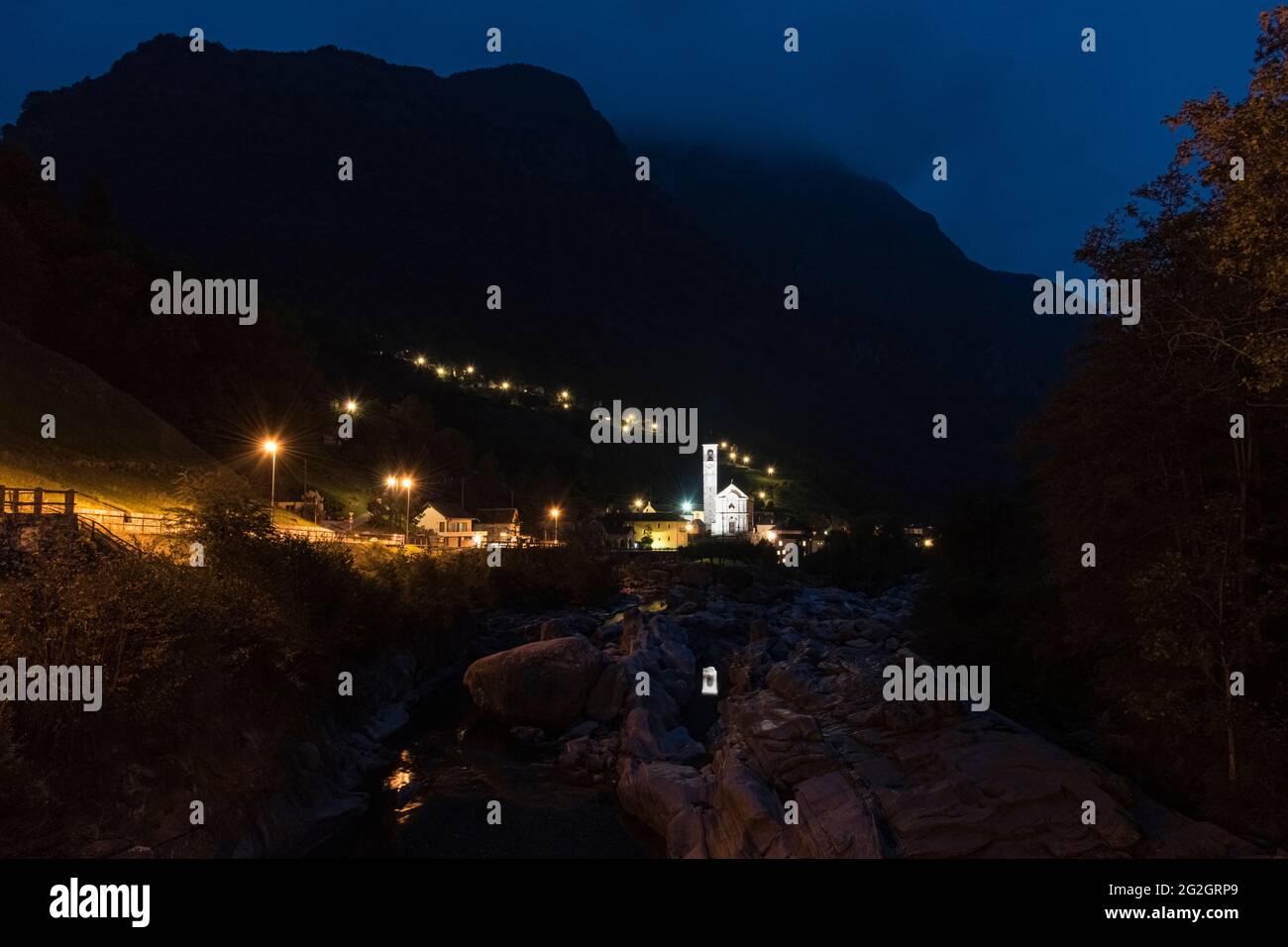 Impressioni da Lavertezzo in Val Verzasca, Locarno, Canton Ticino in Svizzera: Meta turistica molto apprezzata per escursioni, immersioni e nuoto. La chiesa settecentesca di Santa Maria degli Angeli si illumina al buio. Foto Stock