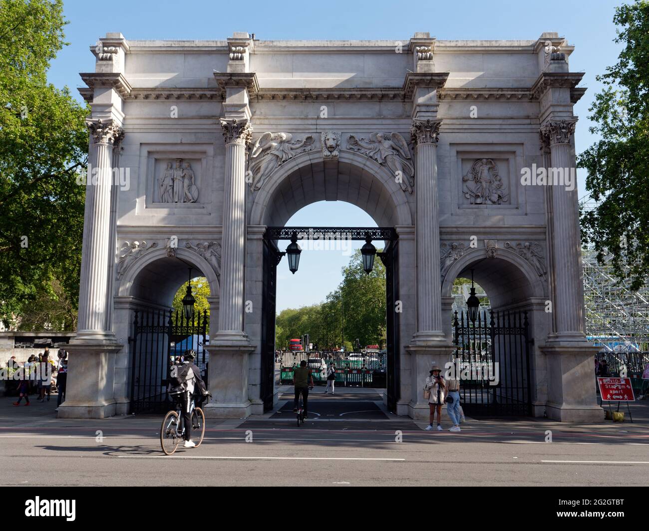 Londra, Grande Londra, Inghilterra - 27 maggio 2021: Un ciclista si avvicina a Marble Arch Foto Stock