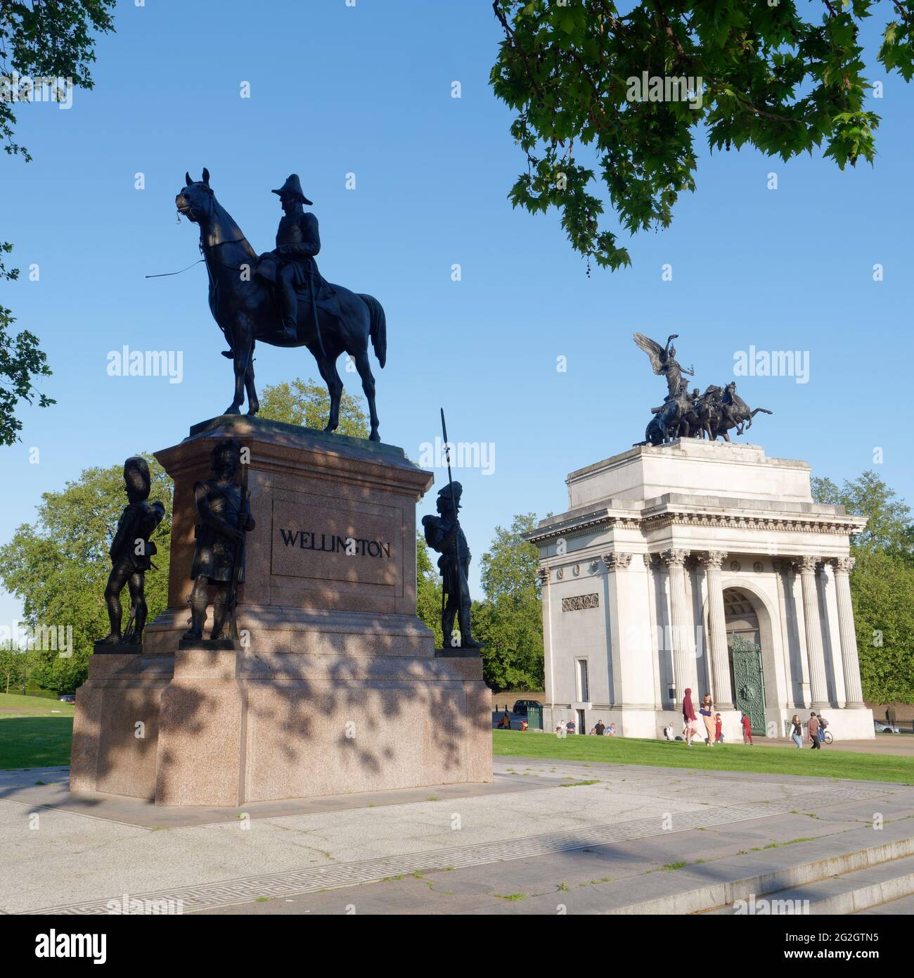 Londra, Greater London, England - 27 maggio 2021: Statua del Duca di Wellington con il Wellington Arch aka Constitution Arch dietro, Hyde Park Corner Foto Stock