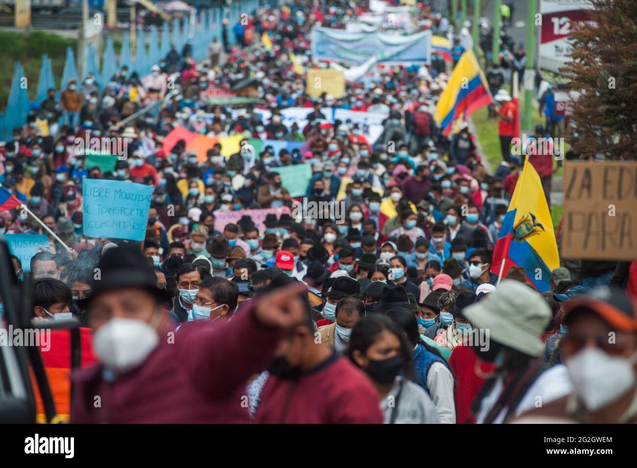 Latacunga, Ecuador. 11 Giugno 2021. Decine di persone prendono parte a una protesta contro l'aumento dei prezzi del petrolio in mezzo alla pandemia di Corona. Gruppi indigeni e movimenti contadini avevano chiesto la protesta. Alla fine del 2019, nel paese sudamericano si era manifestata una violenta ondata di proteste contro l'aumento del prezzo del carburante. Il governo all'epoca aveva dichiarato lo stato di emergenza. Credit: Juan Diego Montenegro/dpa/Alamy Live News Foto Stock