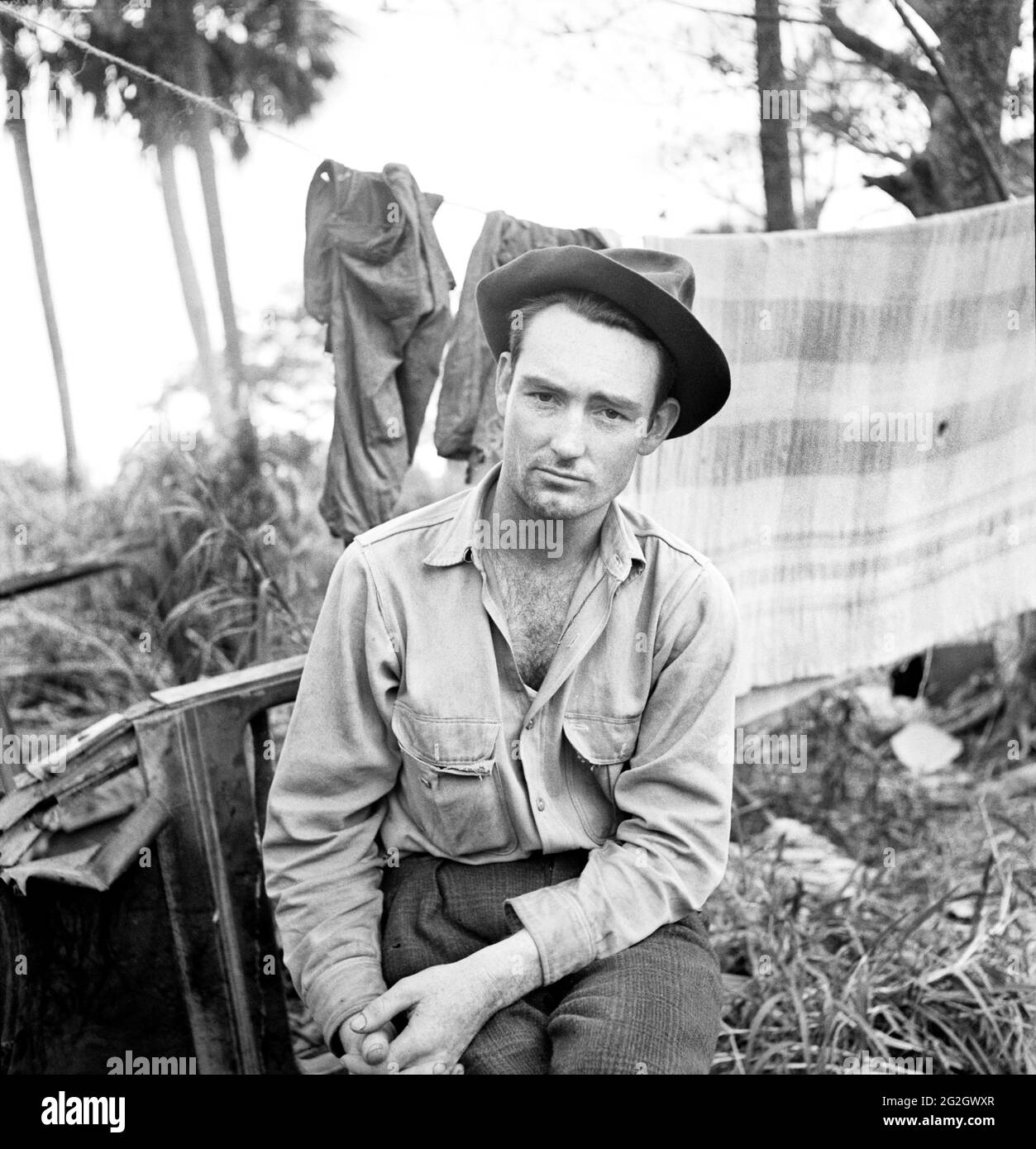 Lavoratore migrante in attesa di lavoro in una delle Case d'imballaggio vicino a Canal Point, Florida, USA, Marion Post Wolcott, U.S. Farm Security Administration, febbraio 1939 Foto Stock