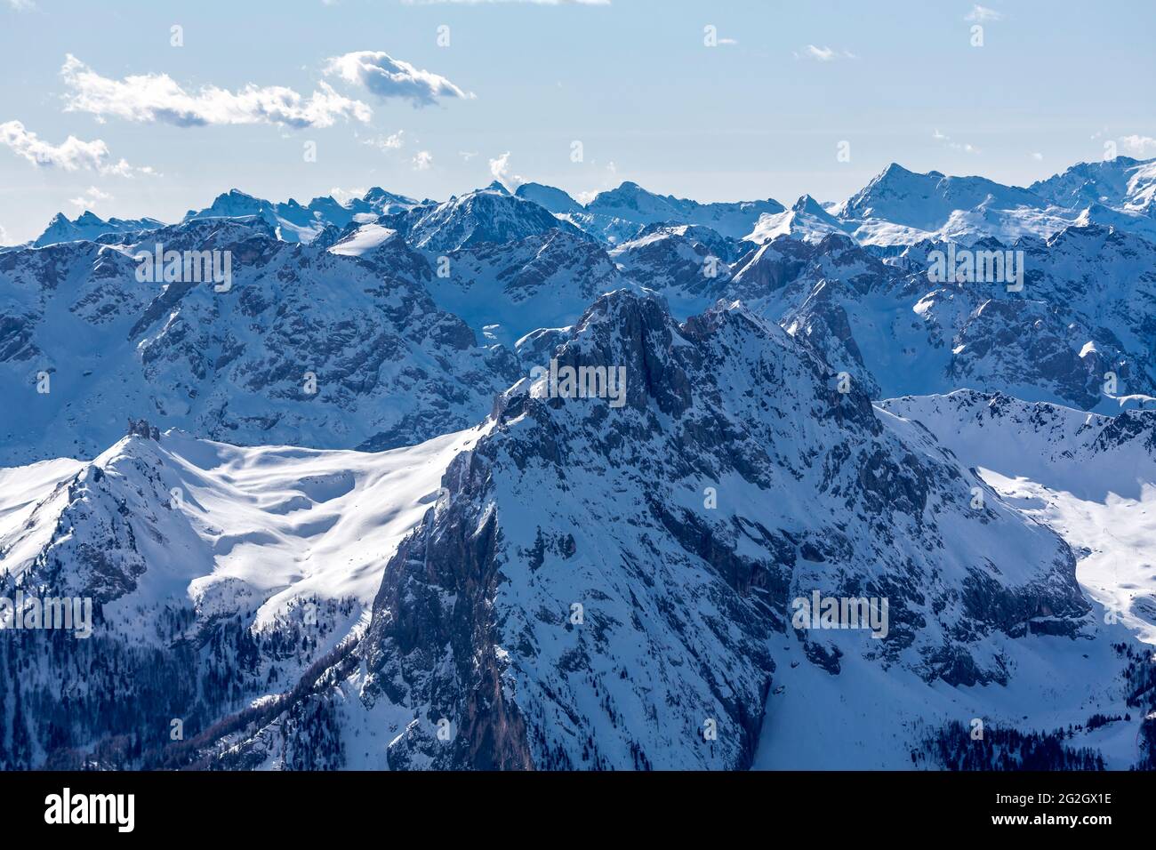 Vista dalla terrazza panoramica del Sass Pordoi sulle montagne delle Dolomiti, Passo Pordoi, Sellaronda, Alto Adige, Alto Adige, Dolomiti, Italia, Europa Foto Stock