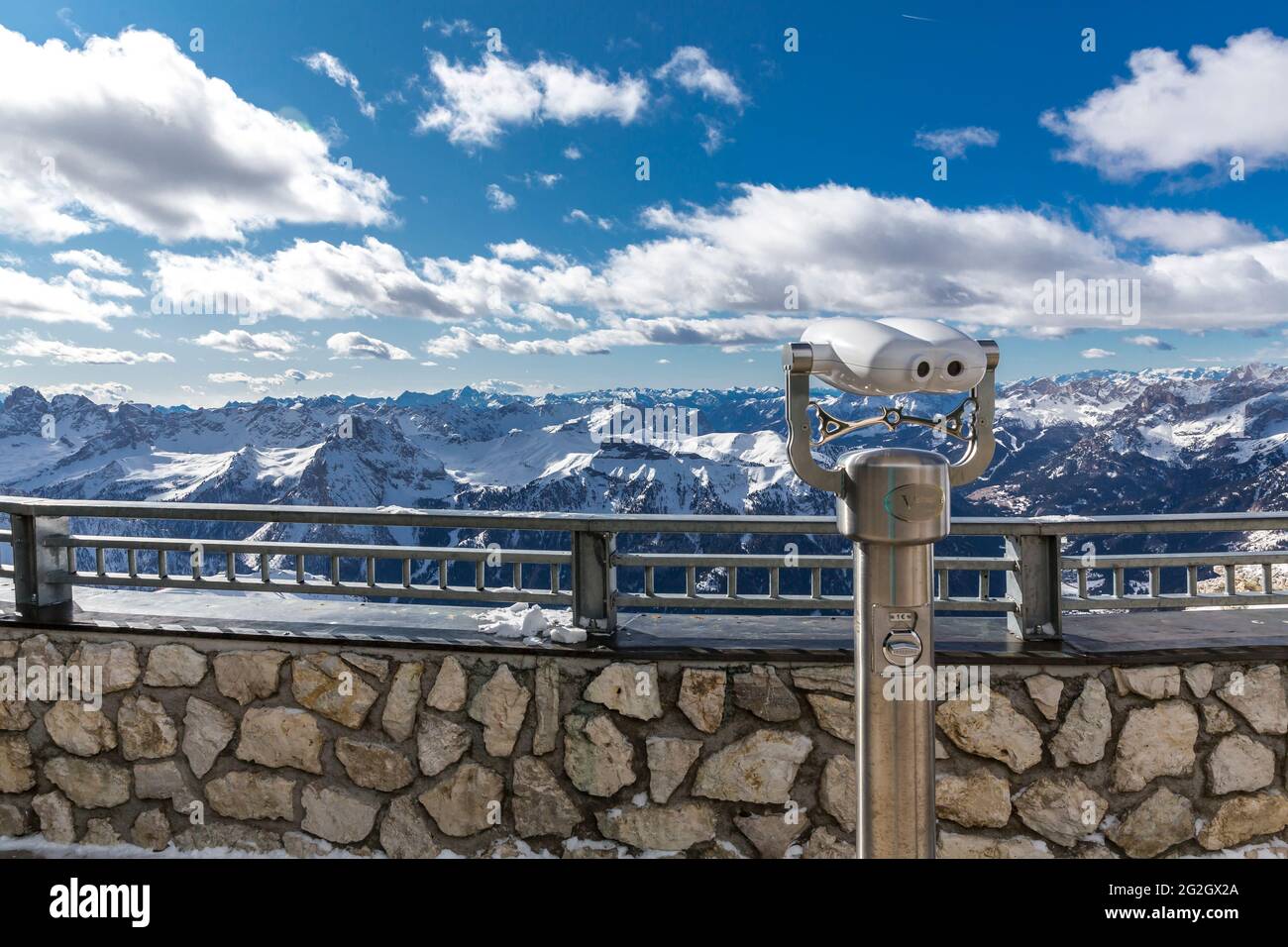 Telescopio con vista dalla terrazza panoramica del Sass Pordoi alle montagne delle Dolomiti, Rotwand, 2806 m, Coronelle 2797 m, Rosengarten, Catinaccio, 2961 m, Fassatal, Passo Pordoi, Sellaronda, Alto Adige, Alto Adige, Dolomiti, Italia, Europa Foto Stock
