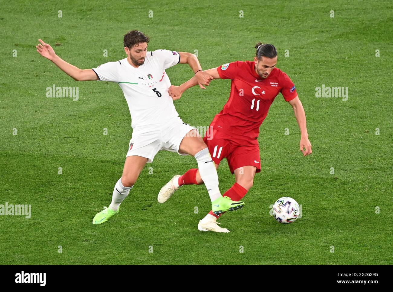 Roma, Italia. 11 Giugno 2021. Calcio: Campionato europeo, turno  preliminare, Gruppo A, Turchia - Italia allo Stadio Olimpico di Roma.  Manuel Locatelli (l) dall'Italia e Yusuf Yazici dalla Turchia lottano per la