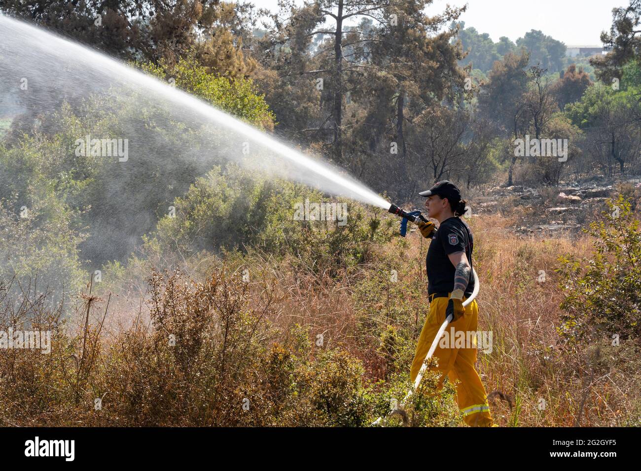 Maale Hahamisha, Israele - 10 giugno 2021: Un pompiere israeliano che combatte un grande incendio nella foresta vicino a Gerusalemme, Israele. Foto Stock
