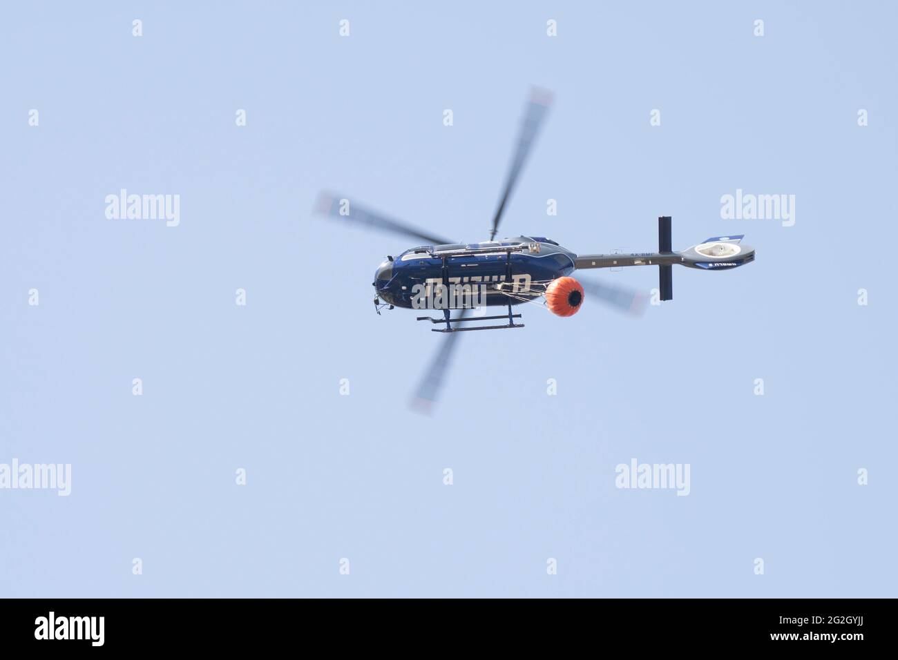 Maale Hahamisha, Israele - 10 giugno 2021: Un elicottero di polizia israeliano, dotato di un contenitore d'acqua utilizzato per combattere il fuoco. Foto Stock