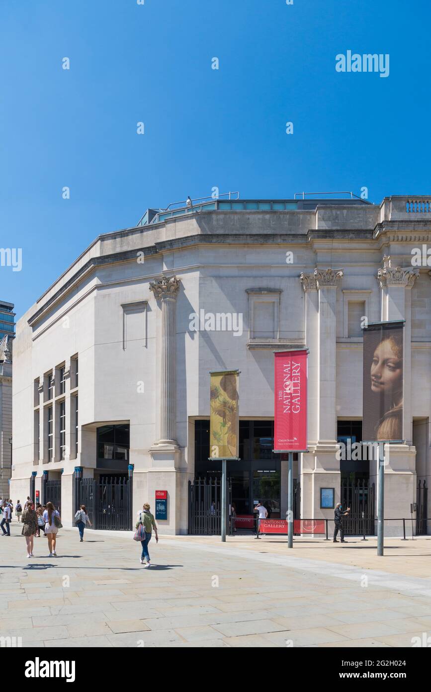 La gente fuori e circa passa dall'Ala Sainsbury della Galleria Nazionale. Londra, Inghilterra, Regno Unito Foto Stock