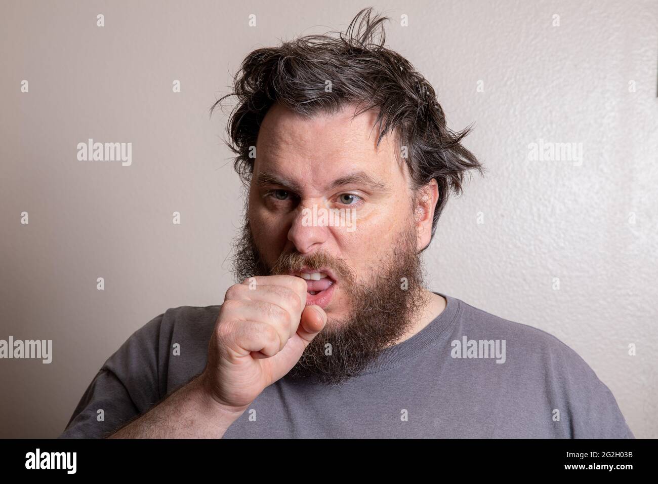 uomo malsano che non prende le precauzioni adeguate quando tosse Foto Stock
