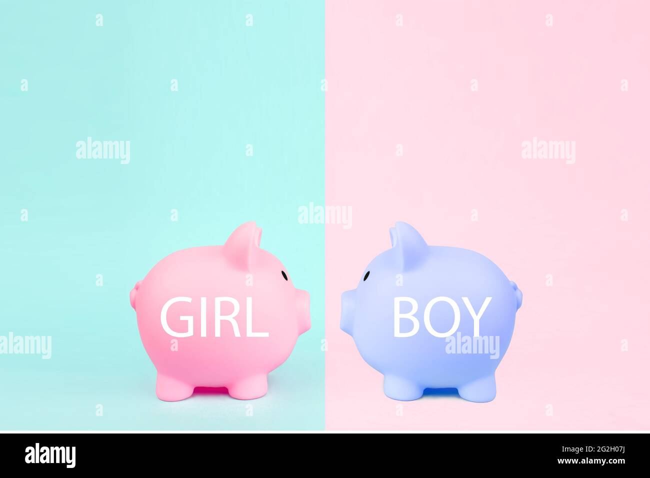 Due banchi di piggy su sfondo blu rosa. Risparmio di denaro per investimenti futuri di pianificazione per UN NEONATO O UNA RAGAZZA. Budget per un nuovo bambino Foto Stock