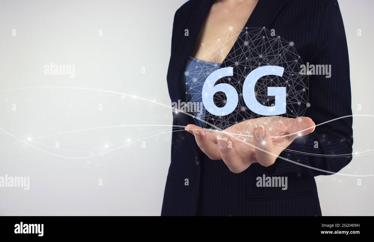 Concetto aziendale wireless mobile Internet di rete 6G. Simbolo dell'ologramma digitale della mano 6G su sfondo grigio. Il concetto di rete 6G, ad alta velocità m Foto Stock