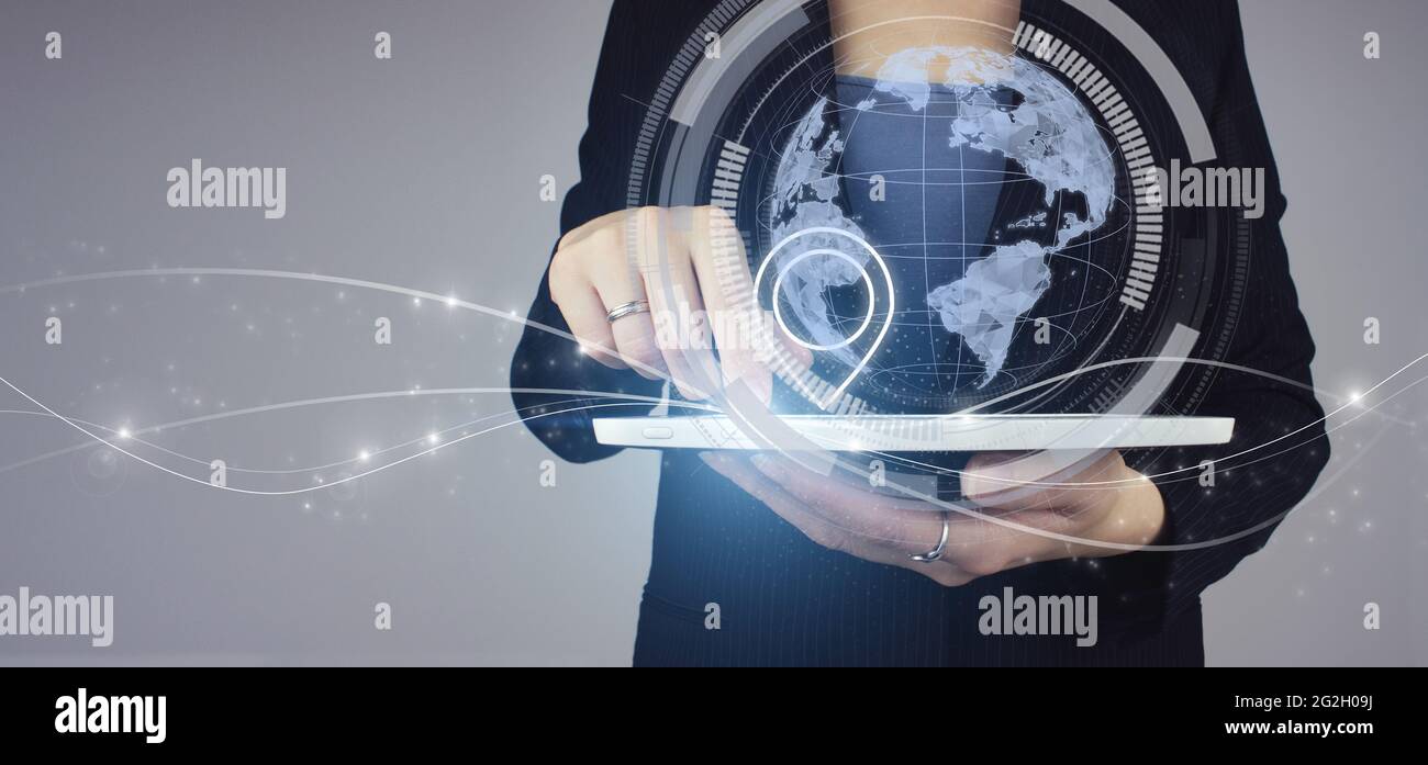 Informazioni sulla posizione dell'indirizzo. Tavoletta bianca in mano di donna d'affari con ologramma digitale pianeta e segnaposto posizione segno su sfondo grigio. Mappa e innovazione Foto Stock