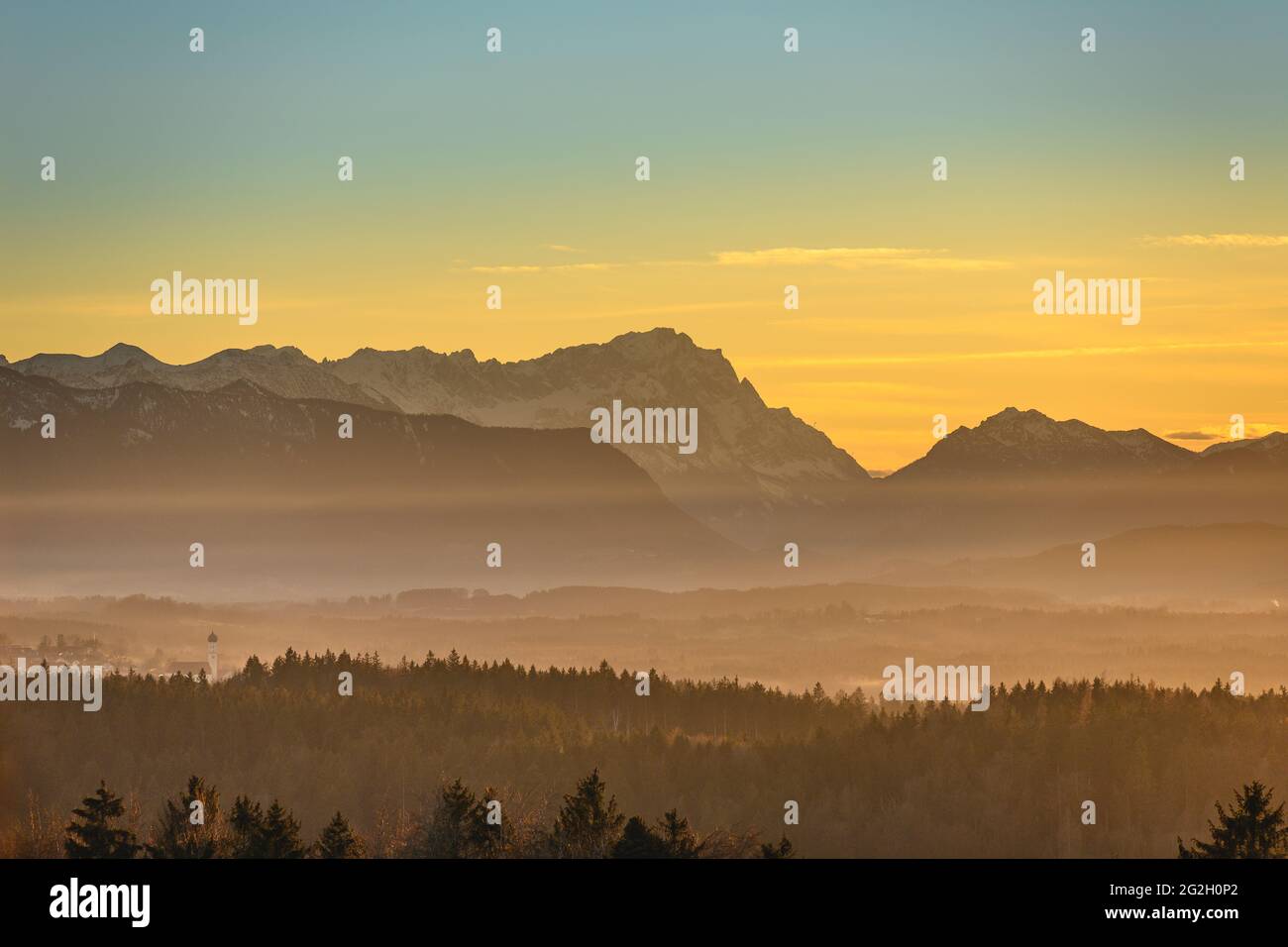 Germania, Baviera, alta Baviera, Tölzer Land, Dietramszell, Peretshofen, Peretshofer Höhe, vista sulle colline delle Alpi e sul massiccio dello Zugspitze Foto Stock