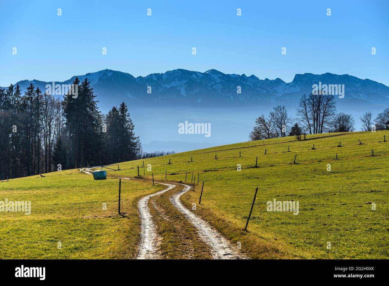 Germania, Baviera, alta Baviera, Tölzer Land, Isarwinkel, Gaißach, paesaggio culturale contro Brauneck e Benediktenwand Foto Stock