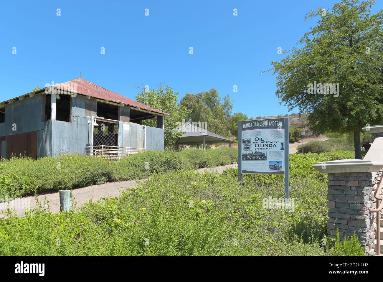 BREA, CALIFORNIA - 9 GIU 2021: L'edificio della pompa Jack Line al Museo e sentiero Olinda Oil. Foto Stock