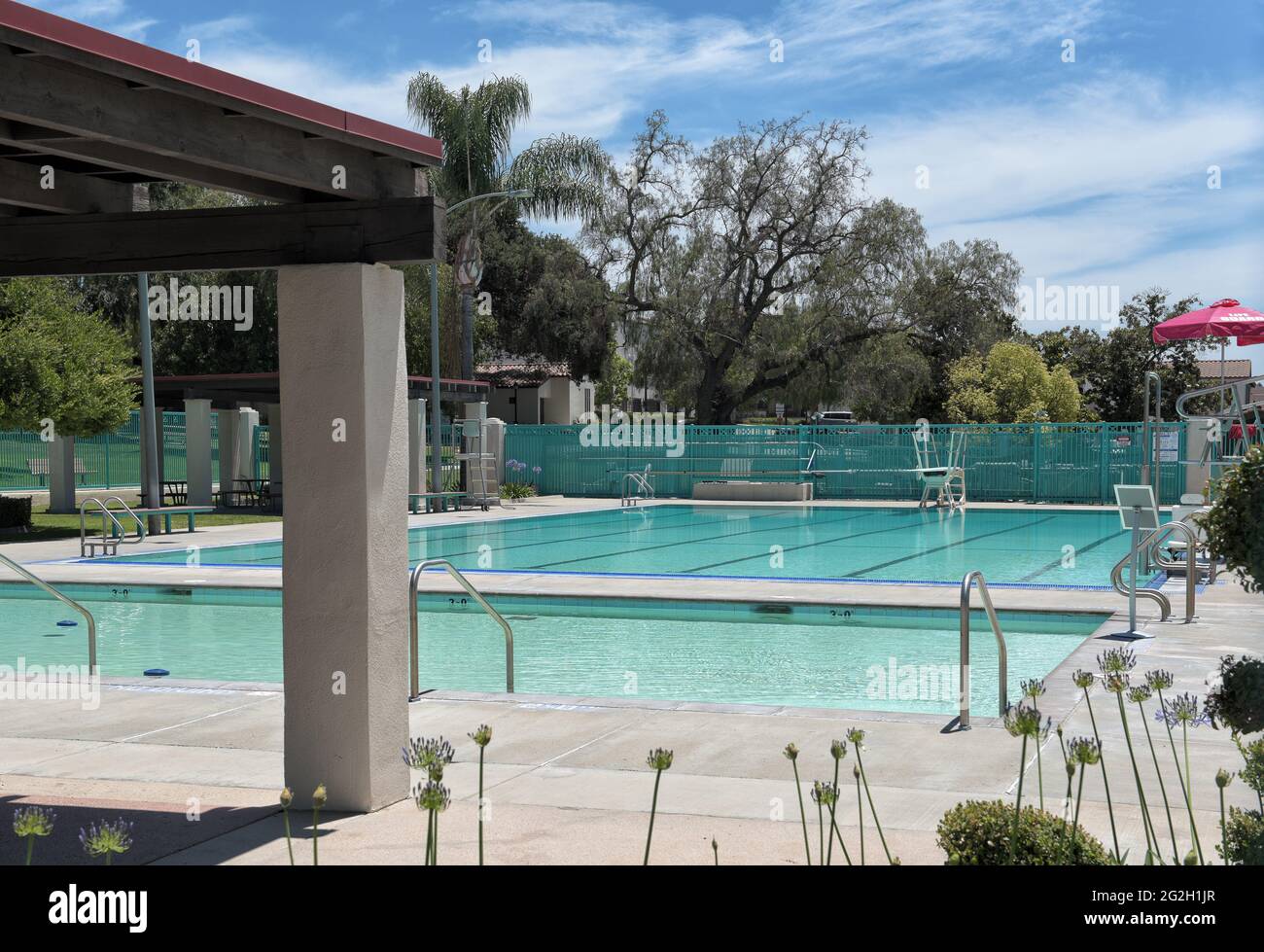 BREA, CALIFORNIA - 9 GIU 2021: The Plunge, una piscina pubblica nel City Hall Park. Foto Stock
