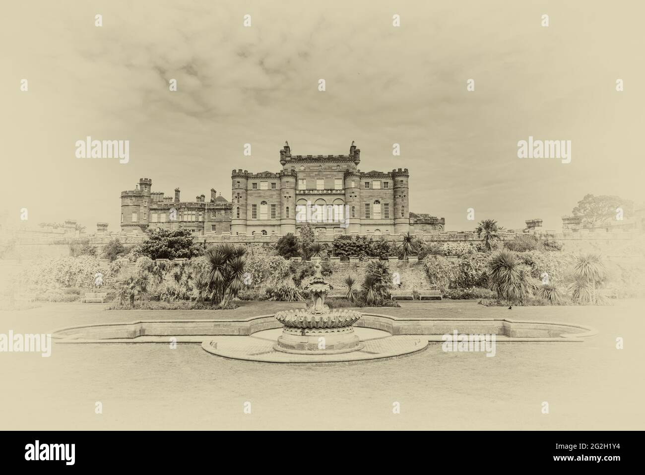 Scozia. Guardando verso il Castello di Culzean dal giardino murato e Fountain Court verde. Foto Stock