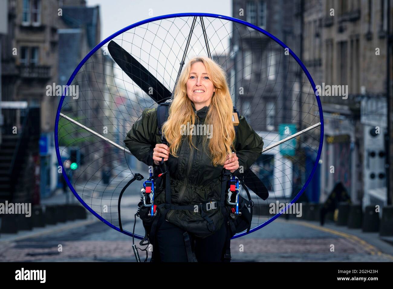 Sacha Dench con il suo Paramotor, Sacha sta dando un discorso a quest'anno Edinburgh Science Festival Foto Stock