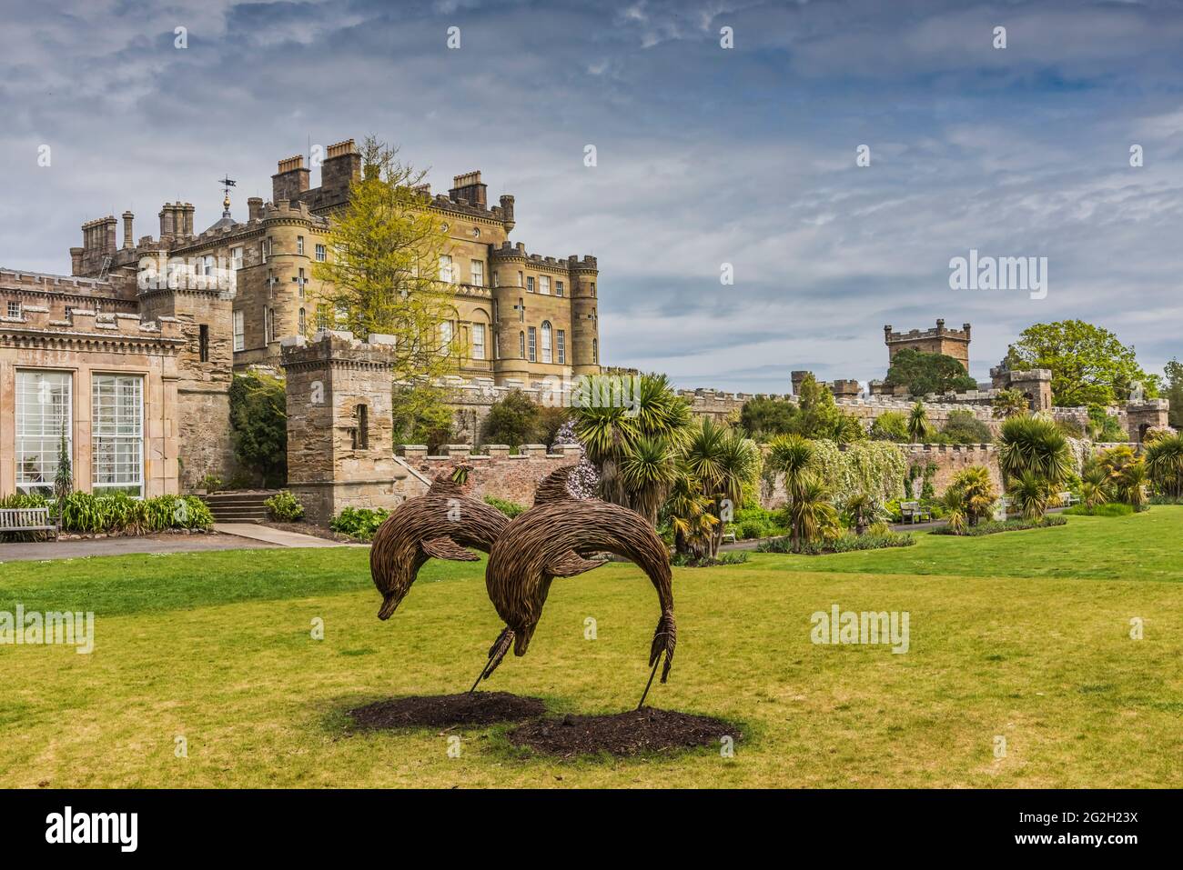 Scozia. Guardando verso il Castello di Culzean dal giardino murato e Fountain Court verde. Foto Stock