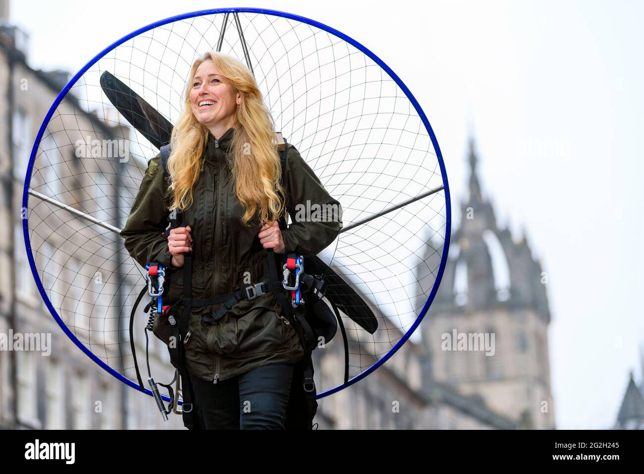 Sacha Dench con il suo Paramotor, Sacha sta dando un discorso a quest'anno Edinburgh Science Festival Foto Stock