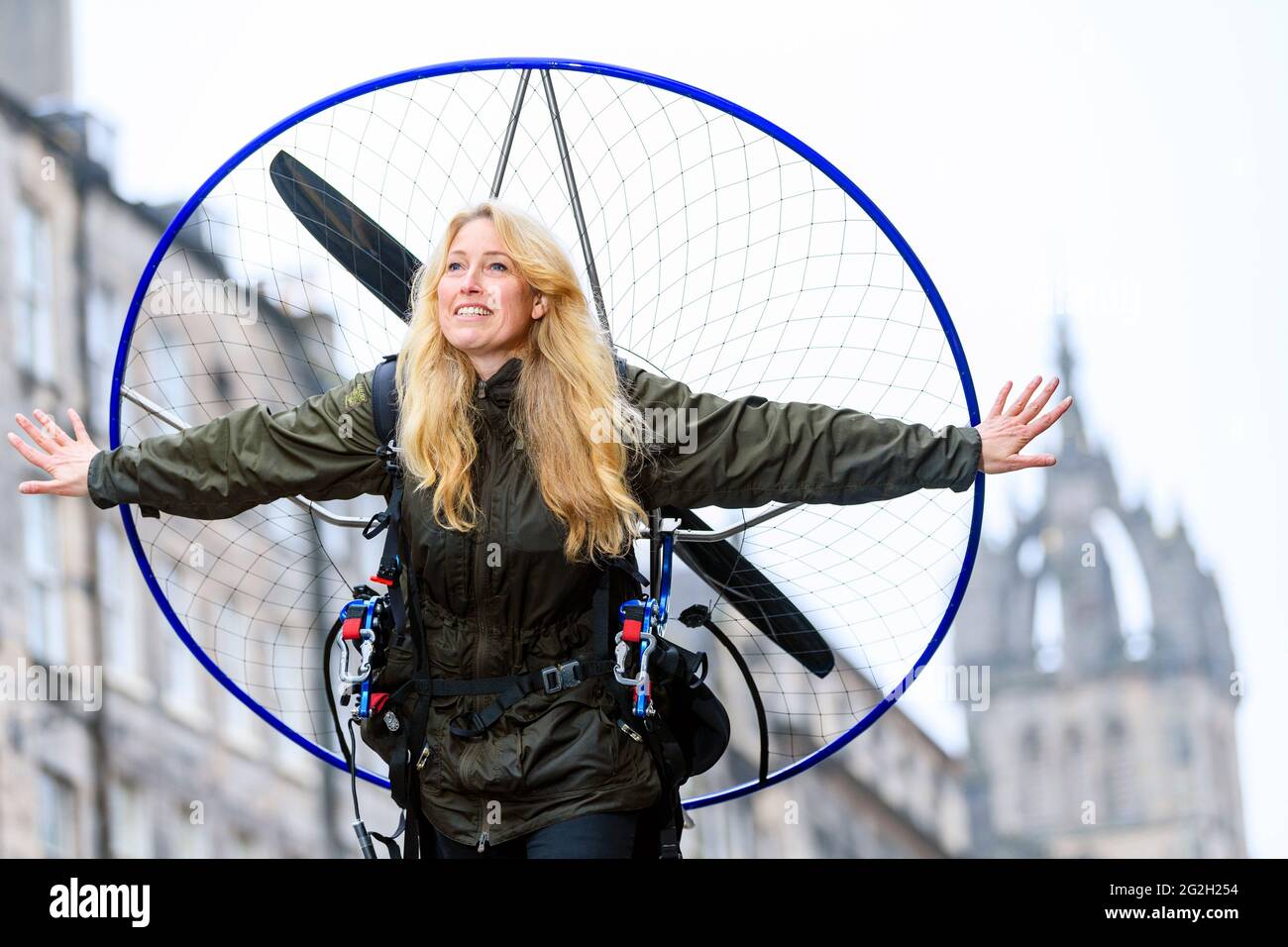 Sacha Dench con il suo Paramotor, Sacha sta dando un discorso a quest'anno Edinburgh Science Festival Foto Stock