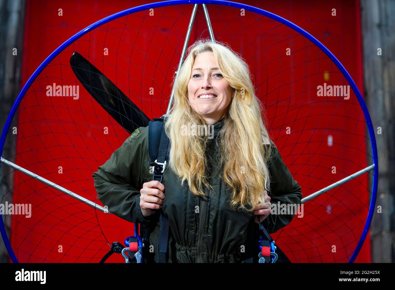 Sacha Dench con il suo Paramotor, Sacha sta dando un discorso a quest'anno Edinburgh Science Festival Foto Stock