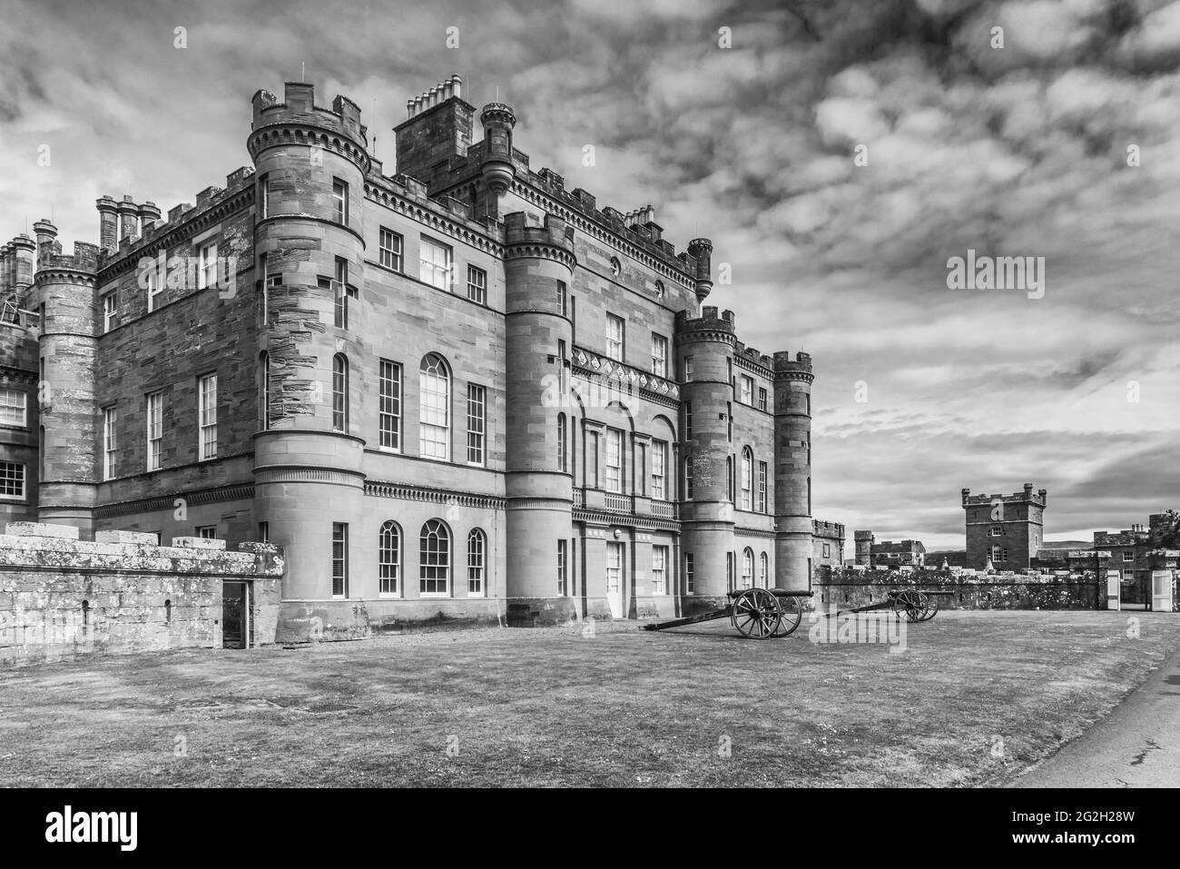 Scozia. Edificio principale del Castello di Culzean con cannoni da campo d'artiglieria di epoca napoleonica che si affacciano sul giardino murato e sul verde della corte della Fontana Foto Stock