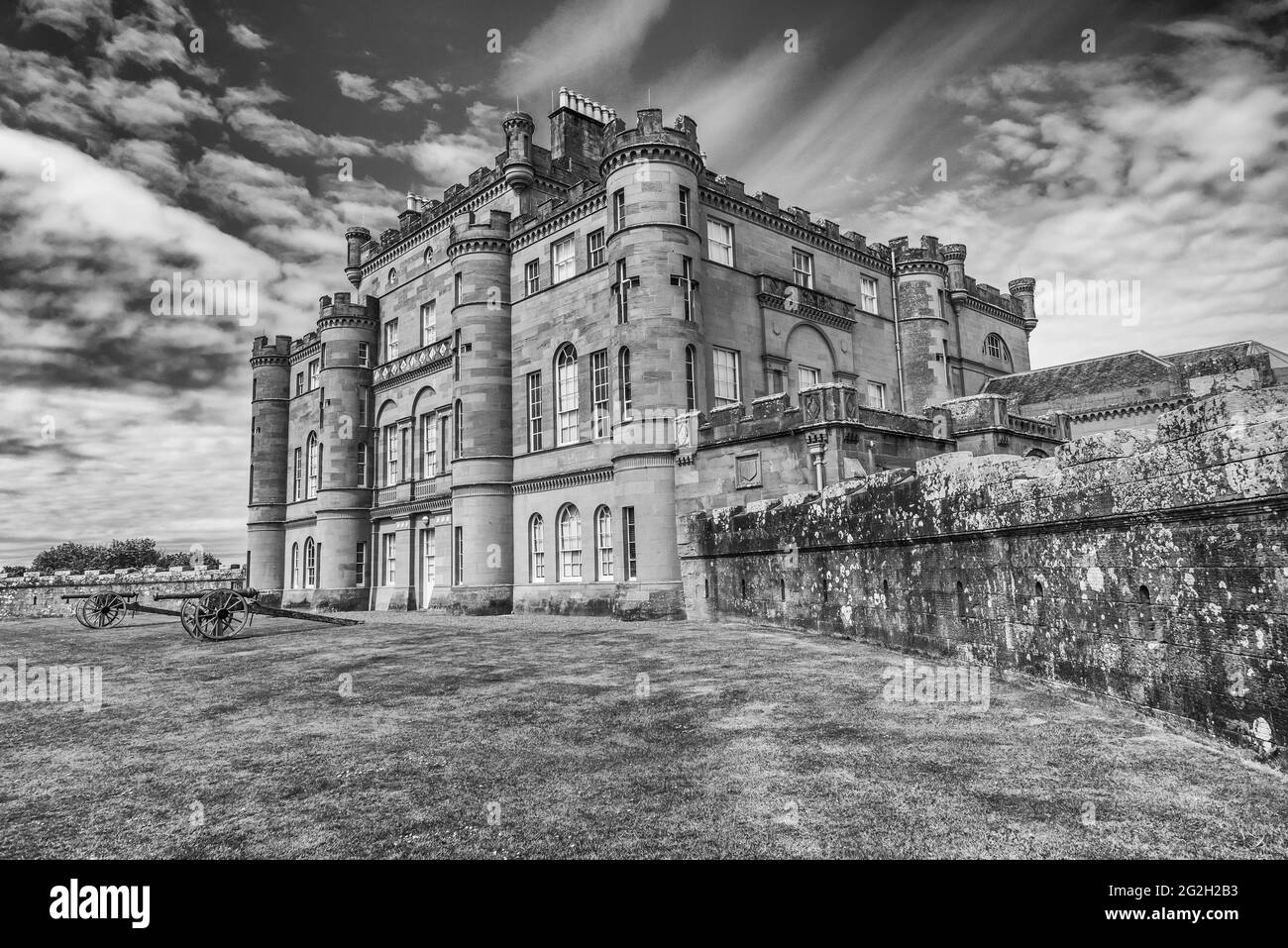 Scozia. Edificio principale del Castello di Culzean con cannoni da campo d'artiglieria di epoca napoleonica che si affacciano sul giardino murato e sul verde della corte della Fontana Foto Stock