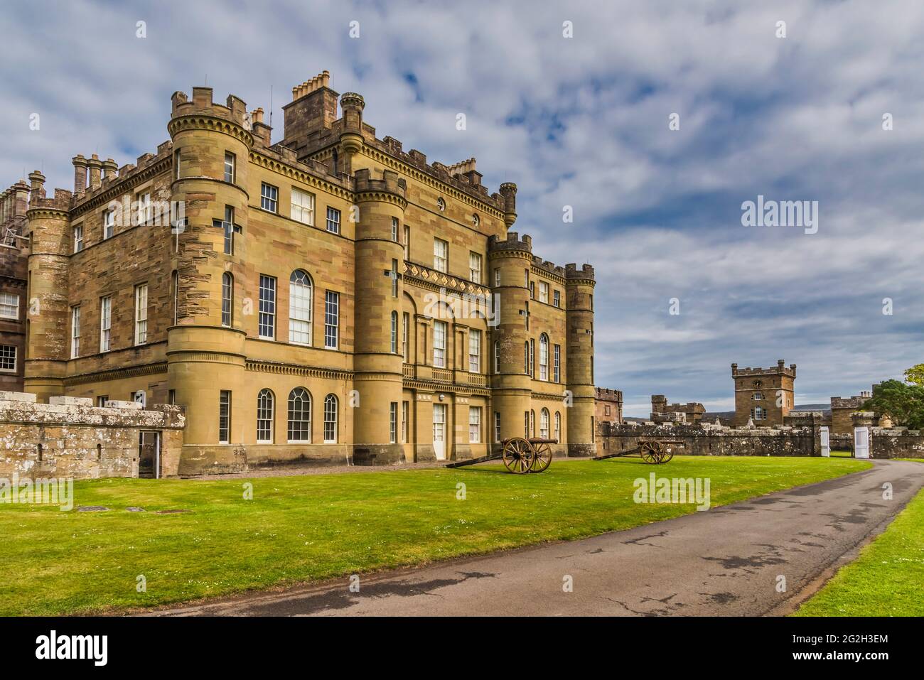 Scozia. Edificio principale del Castello di Culzean con cannoni da campo d'artiglieria di epoca napoleonica che sopra il giardino murato e la corte della Fontana verde Foto Stock