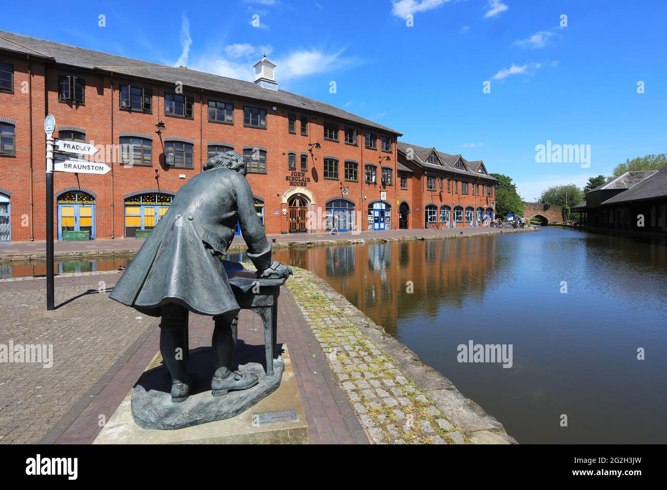 Statua di James Brindley, incaricata di costruire il canale Coventry, nel bacino di Bishop Street, circondato da magazzini storici, Regno Unito Foto Stock