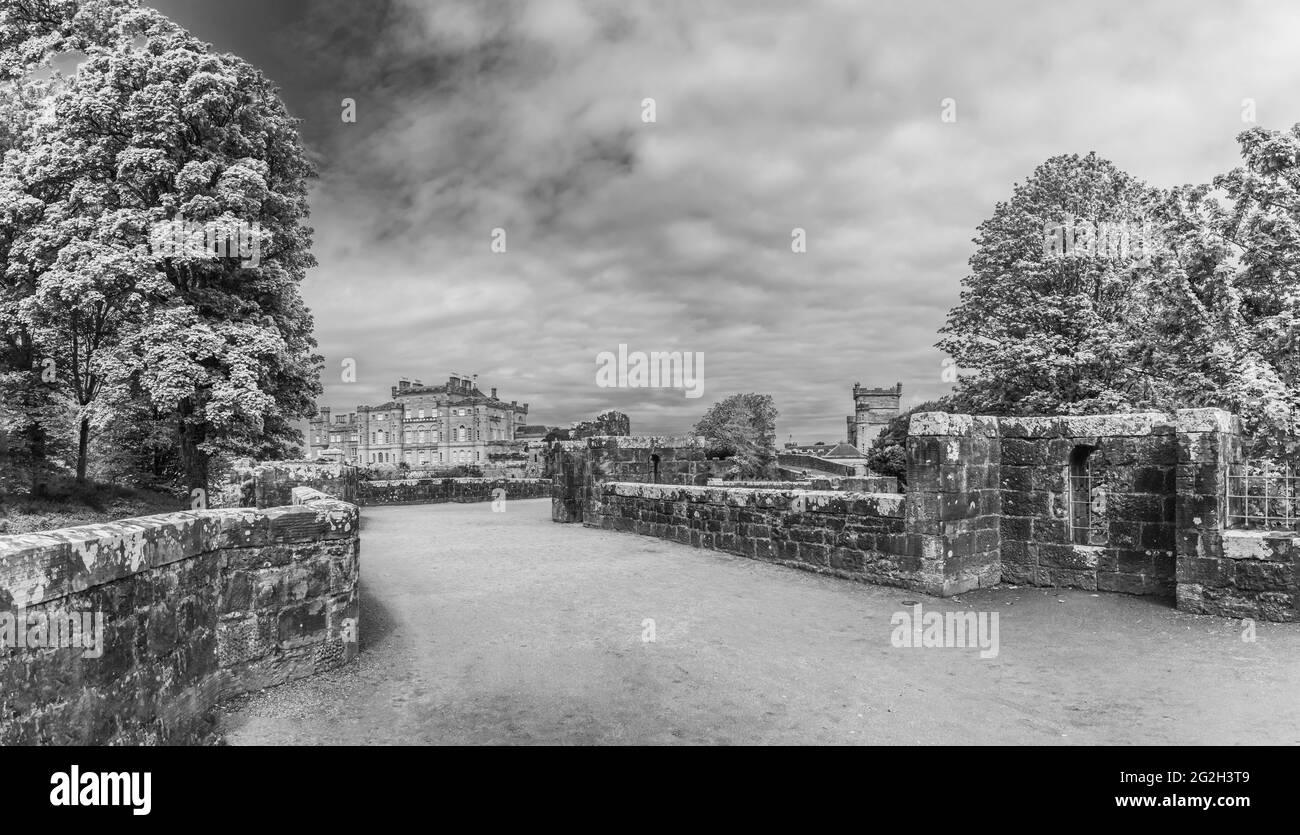 Scotland.The immagine in monocromo è del viale principale che conduce al castello di Culzean come visto dalla rovinata Archway che era una porta fortificata Foto Stock