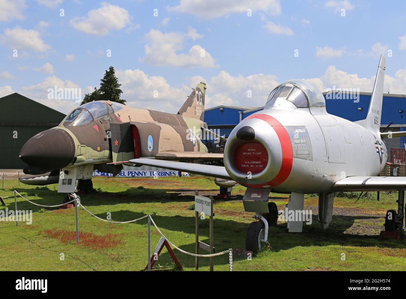 McDonnell Phantom F-4C (1958) e North American F-86A Sabre (1950), Midland Air Museum, Coventry Airport, Baginton, Warwickshire, Inghilterra, Regno Unito, Europa Foto Stock